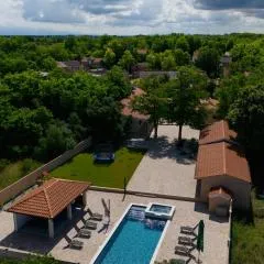 Stunning Villa for 10 people with large heated pool-50m2, jacuzzi and gym - by TA Leut Agency