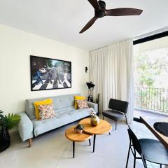Tel-Aviv center, near the beach, terrace, 2 people