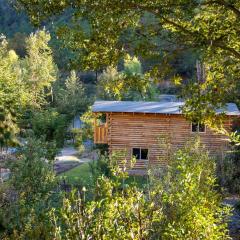 Cabaña al borde la montaña