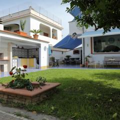 Villa con giardino a pochi passi dal mare