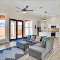 Cheerful Lakeside Retreat-Just Minutes to the lake