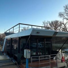 Bright Room Houseboat