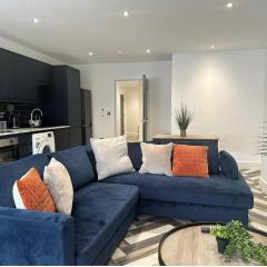 City Centre Apartments - 1 Bed Apartments - 5 Min Walk from Train Station - Designed for Professionals - Free WiFi - Full Kitchen - Sofa Bed - Ideal for Long Work Stays