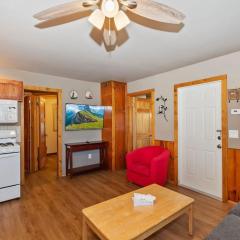 Rosy Cozy Cottage-Walk to Big Bear Lake