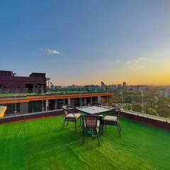 beautifully furnished one bedroom with scenic city views with heated swimming pool