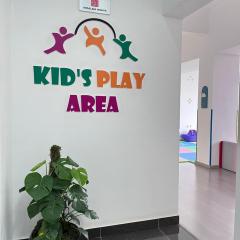 charming urban retreat apartment with private parking,fully equipped gym ,children playing ground and unbeatable city views