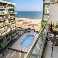 Onyx Breeze - Pool & Spa Beach Resort