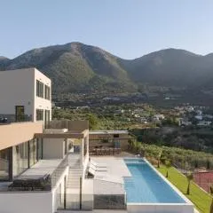 Dias Villa, Tennis, 2Pools, Walk to Beach & Shops, By ThinkVilla