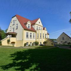 Gutshaus-Grubnow-Ferienwohnung-2-am-Wasser-Sauna-und-WLAN-incl