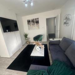 Airport House - Long Stays Near Hospital!