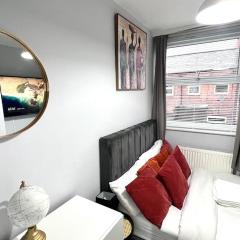 Luxury Spacious 4 Bedroom House - Free Parking - 5 mins From Centre