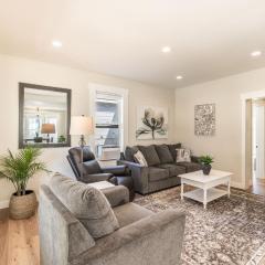 Flying Colors Cottage Walk to Downtown