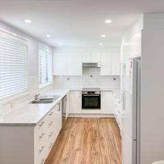 32 Degrees South, 40 Government Rd - Pet Friendly, Linen, Air Con, WiFi