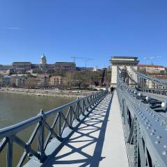 Chain Bridge Apartman