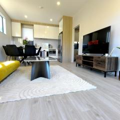 Stylish 4BR Home, Netflix, Walk to Eateries and Schools