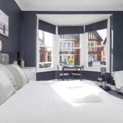 NEW! Central Studio, Free Parking, WiFi, 5 Min to Train Station