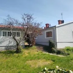 2 rum och kök varav 1 sovrum samt en stuga i anslutning med 1 sovrum