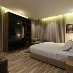 Stylish 2 Bedroom Apartment and Sitting Room Jacuzzi available