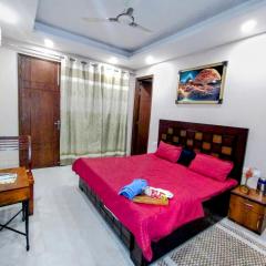 Rose Room Comfy Stay Couples & Family Friendly Close to Saket Metro station