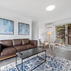 Spacious 3BRM Close to Gabba with Car Park & WiFi