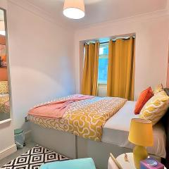 Zayd - Cozy Garden, Gunwharf Quays, Portsmouth Harbour Train Station, Close parking, Sleeps 1-8 Comfortably