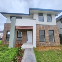 New, Spacious and Cozy Home at Austral