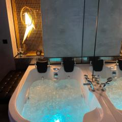 Apartament z Jacuzzi w Sercu Krakowa