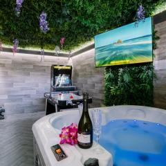 Rockside - Luxury 1 bedroom home with hot tub, central location, parking and pet friendly