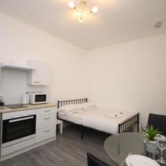 BARTON BEACHSIDE - Cosy Studio Apartment, Double Bed - Central Beach & Promenade Location - Over 21's, Family Friendly Only, ID Required