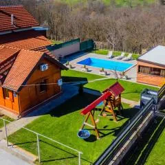 Timber Cottage With Pool - Happy Rentals