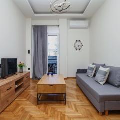 Defner Tzo's Modern Apartment