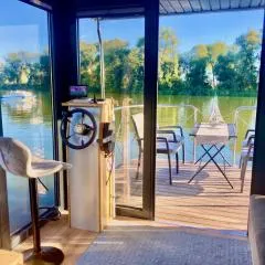 HAUSBOOT - Schwimmende feststehende Ferienwohnung direkt auf der Havel mit Weitblick aufs Wasser