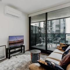 Town Centre Cozy 2 Bed 1 Bath with Free Parking