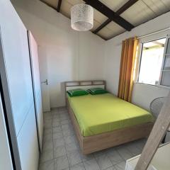 Jolie maison saisonnière en Guadeloupe de 160m2 disposant de 4 chambres 2 toilettes une grande véranda et terrasse