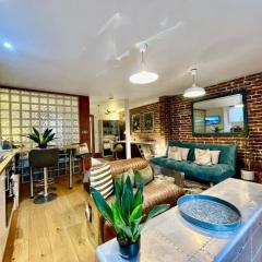 By The Beach Large Central Stylish Studio for 4 Guests