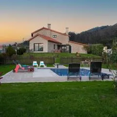 Villa in Espiñeirido with Pool & Sea Views