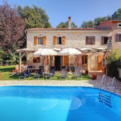 Villa in minj with Private Pool and Nature