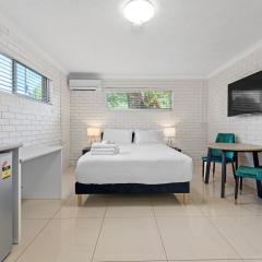 Cozy Studio Near Gabba with AC, Comfy Bed & Laundry