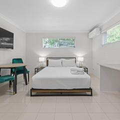 Cozy Studio near Gabba w AC, Free Laundry & Q Bed