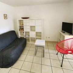 Joli T2 rez-de-jardin avec piscine et parking - FR-1-607-211