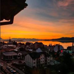 Departamentos céntricos con vista a la montaña y al lago