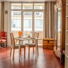 Escapade entre ville et mer, terrasse ensoleillée