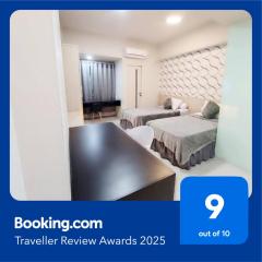 The Square Apartemen Service Twin Suite with WiFi NetFlix 50Inchi