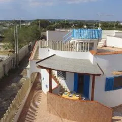 Villa Azzurra con piscina e con vista mare fronte Spiaggia Specchiarica di San Pietro in Bevagna