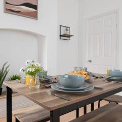 Stylish 3-Bed Home, Free Parking Near Seafront