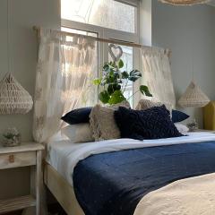 Pristine 1Br Apt in City Center with Free Parking