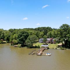 Luxury 4-Acre Lakefront Getaway-Hot Tub, Private Dock, Paddleboards, Pool Table & Karaoke!