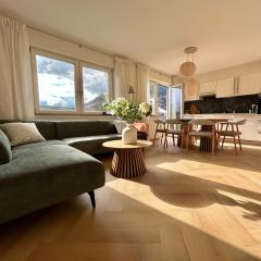 Spacious boutique family apt w sunny balcony & mountain views