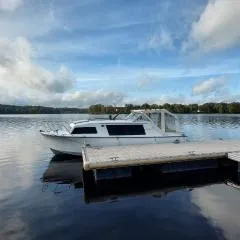 Bateau à quai lac des Settons