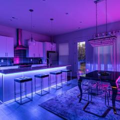 PoolTable-15 Mins to Uptown & DT-King Bed!